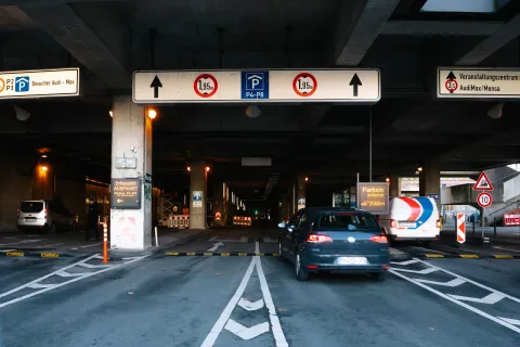 Ein Auto fährt in eine Tiefgarage.