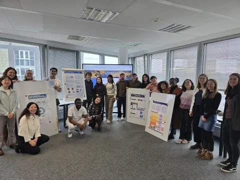 Gruppenfoto mit Studierenden