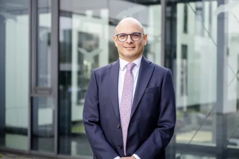 Porträt eines Mannes im dunklen Jackett