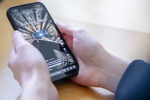 Handy auf dem ein Video läuft, das ein Piratenschiff zeigt