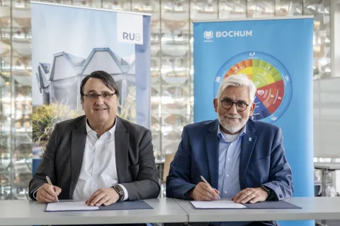 Zwei Männer unterzeichnen Vertrag