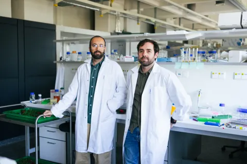 Zwei Männer im weißen Kittel schauen in die Kamera