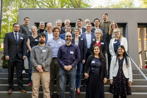 Eine Gruppe Menschen auf einer Treppe im Freien