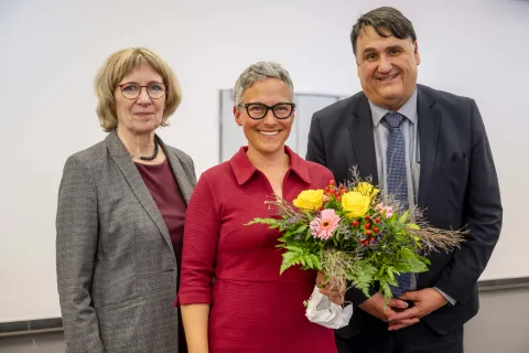 Grit im Brahm (Mitte) wurde zur künftigen Prorektorin gewählt. Ihr gratulieren die Hochschulratsvorsitzende Birgit Fischer und Rektor Martin Paul.