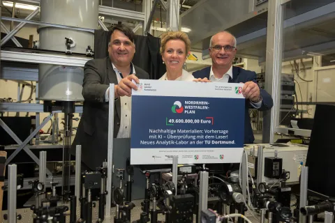 Ministerin Ina Brandes überreicht die Finanzierungszusage an die Rektoren Martin Paul (links) und Manfred Bayer.