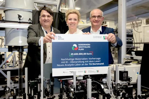 Ministerin Ina Brandes überreicht die Finanzierungszusage an die Rektoren Martin Paul (links) und Manfred Bayer.