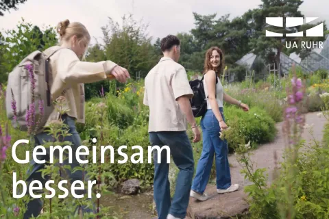 drei Studierende die durch die Botanik des Botanischen Gartens wandeln.