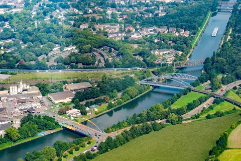 Mehrere Brücken über einen Fluss