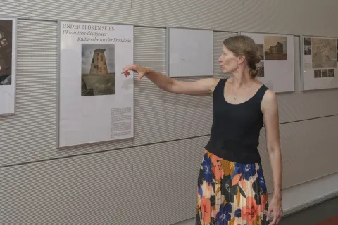 Fotografin und Ausstellungskuratorin Irina Unruh zeigt eines ihrer Bilder.