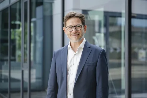 Ein Mann im dunklen Jackett