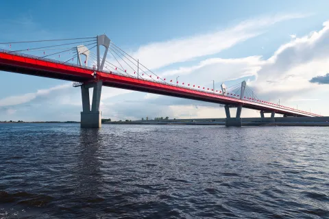 Eine rote Autobrücke über einem großen Fluss