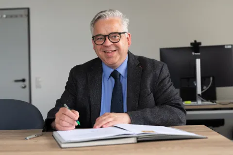RUB-Kanzler Dr. Achim Dilling unterzeichnet die Bochumer Verabredung für die RUB