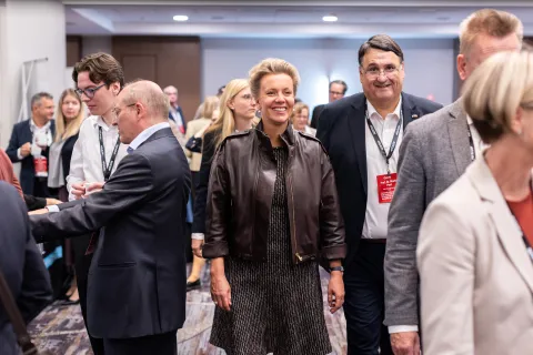 Ministerin Ina Brandes und der Bochumer Rektor Martin Paul beim Rundgang über die Recruitingmesse GAIN