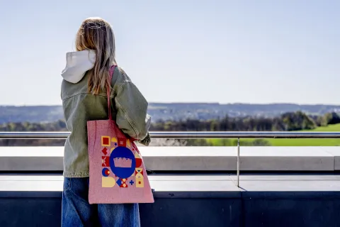 Studentin mit Tasche im RUB-Design 