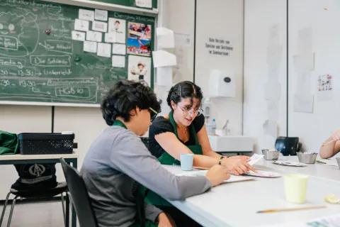 Studentin und Schüler im Gespräch 
