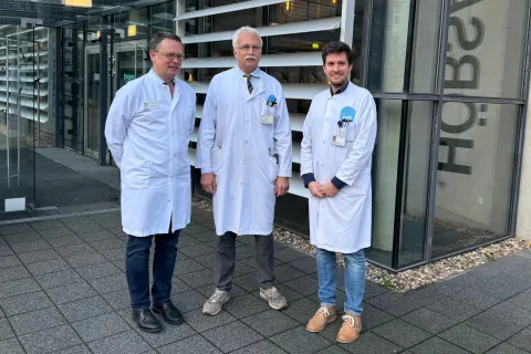 Drei Männer in weißen Kitteln