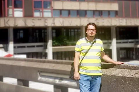 Porträtfoto von Kevin Cuadra auf dem Campus der RUB