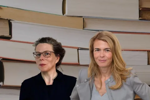 Porträt zweier Frauen vor Büchern