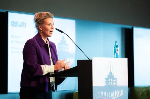 NRW-Wissenschaftsministerin Ina Brandes am Rednerpult