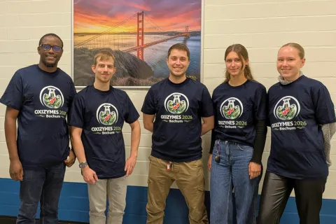 Fünf Personen in gleichen T-Shirts