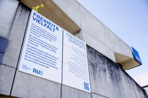 Tafeln mit dem Kodex für Demokratie und Vielfalt