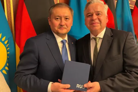 Zwei Männer: RUB-Kanzler Achim Dilling (rechts) und der kasachische Wissenschaftsminister Sayasat Nurbek