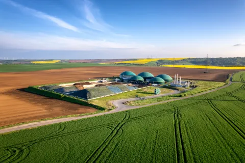 Biogasanlage umringt von verschiedenen Feldern