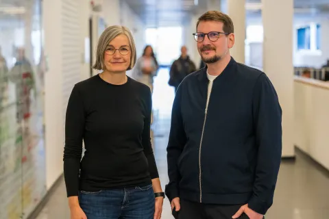 Ein Mann und eine Frau stehen in einem Flur