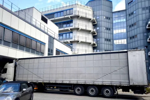 Seitenansicht des LKW, mit dem die Güter in die Ukraine transportiert worden sind.