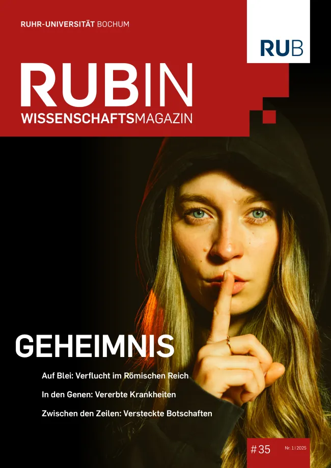 Cover des Wissenschaftsmagazins Rubin, das eine Frau zeigt, die den Zeigefinger an die Lippen legt