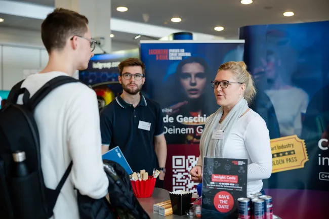 Messestand mit Besuchern