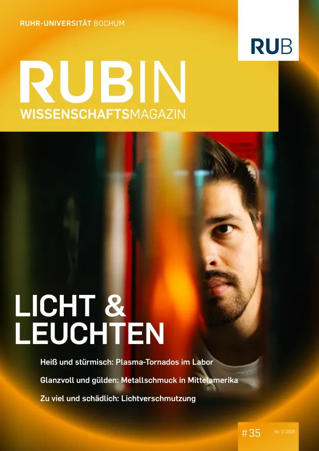 Foto einer Person, die auf das Leuchten eines Plasmareaktors schaut. Oben links ein gelber Header mit der Aufschrift "RUBIN Wissenschaftsmagazin".