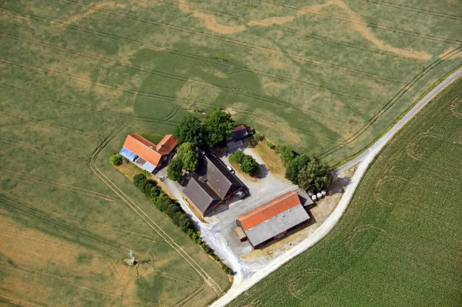 Luftaufnahme eines Bauernhofes