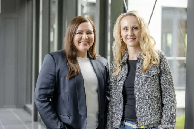 Porträtfoto der beiden Kandidatinnen Wanda Gerdimg (links) und Nadine Müller für das Amt der Gleichstellungsbeauftragten