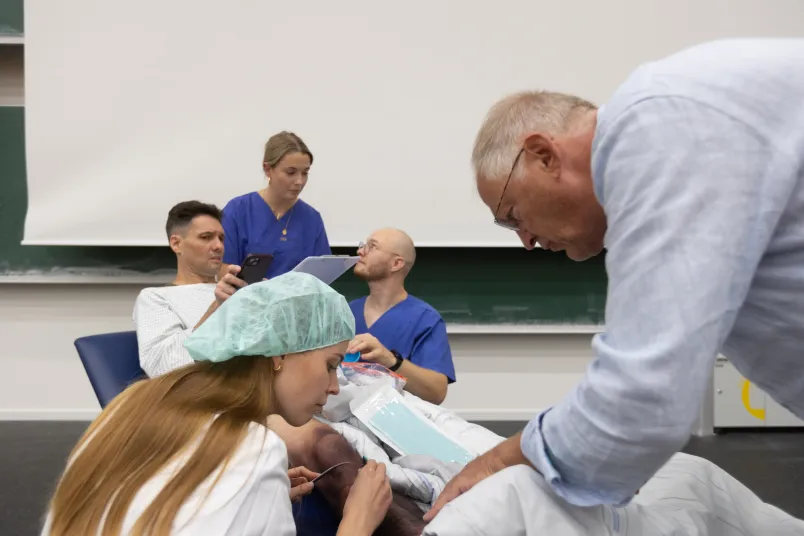 Mehrere Personen in Medizinkleidung