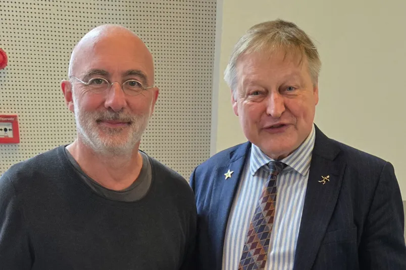 Carsten Saft überreichte die Huntington-Medaille an Bernhard G. Landwehrmeyer.