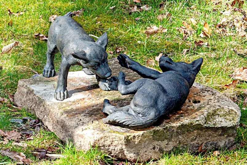 Bronzeskulptur, die zwei junge Wölfe zeigt