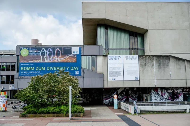 Campusbild mit dem Kodex Freiheit und Vielfalt am Musischen Zentrum