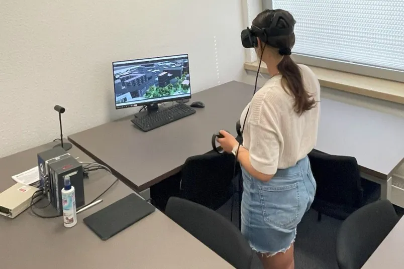 Frau mit VR-Brille