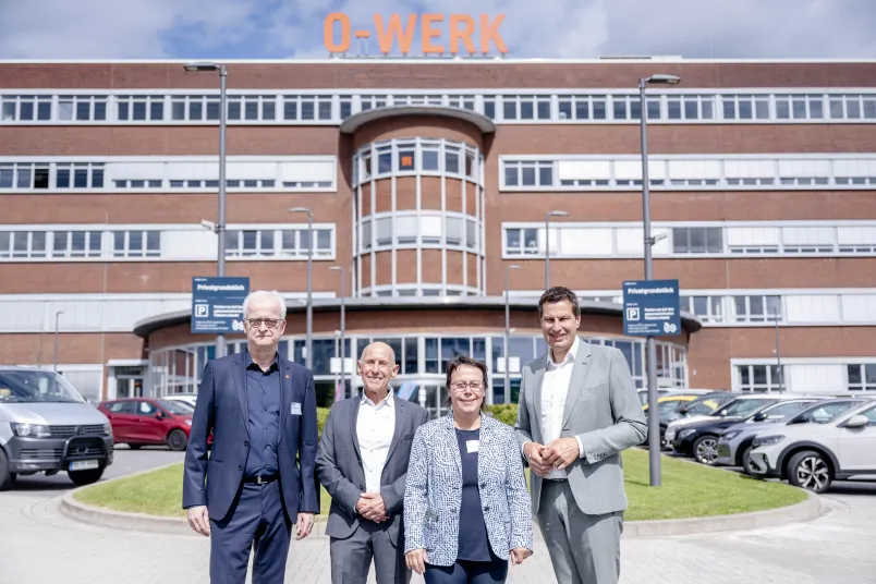 Vier Personen vor dem O-Werk in Bochum