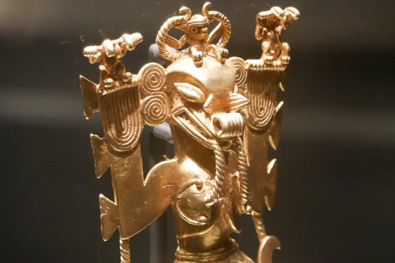 Goldener Anhänger in Form eines Fabelwesens