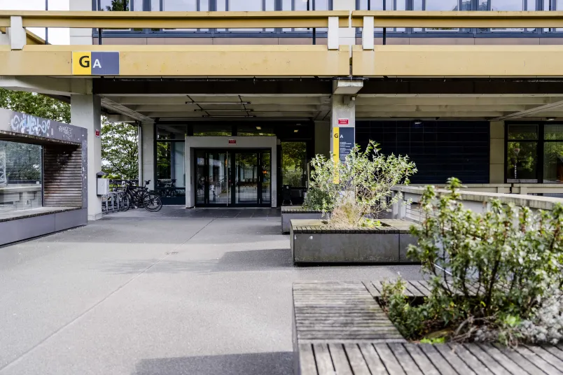 Eingangsbereich des Gebäudes GA an der Ruhr-Universität Bochum