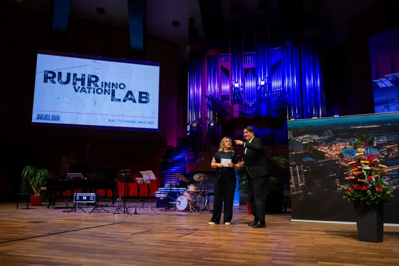 Frau und Mann auf Bühne