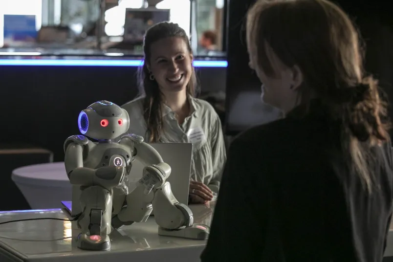 Infostand mit einem Roboter beim Grand Opening des RC Trust