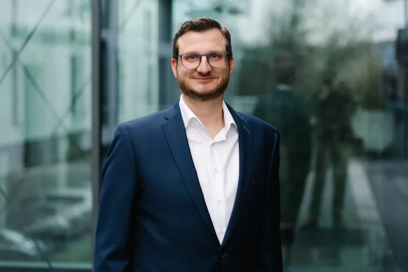 Porträt eines Mannes im Anzug