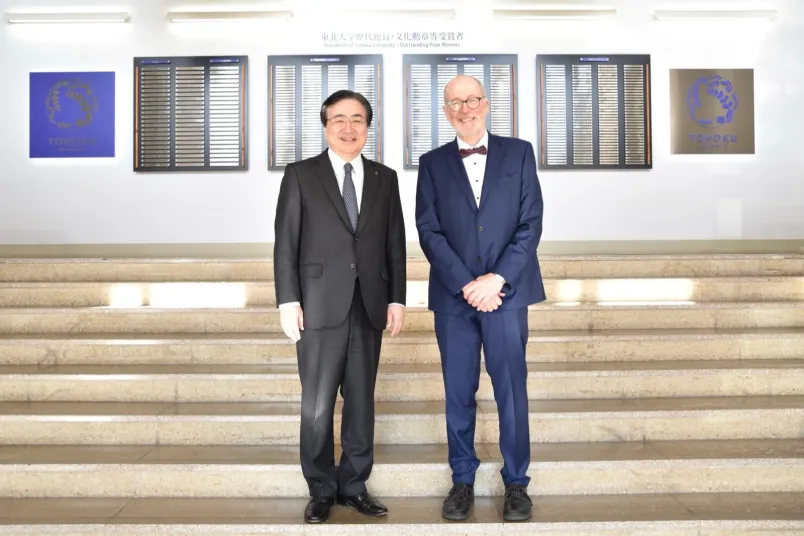 Zwei Männer im Anzug auf einer Treppe
