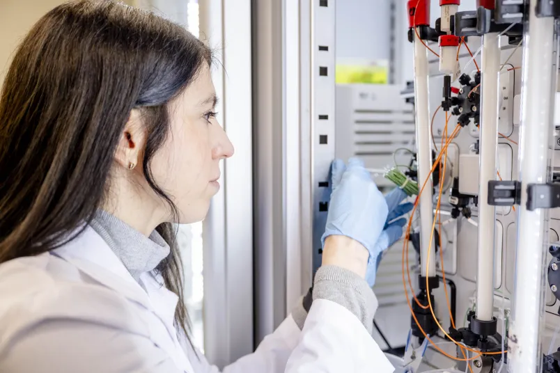 Eine dunkelhaarige Frau im Kittel