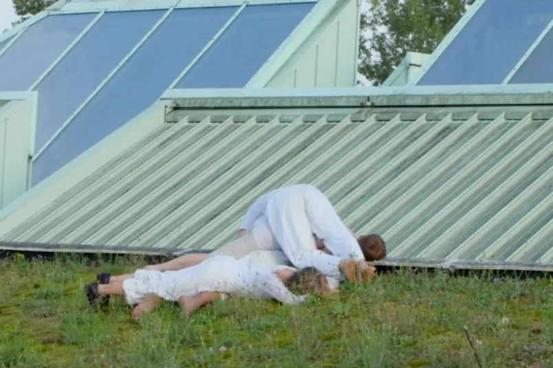 Künstlerisches Foto mit diversen weißgekleideten Menschen