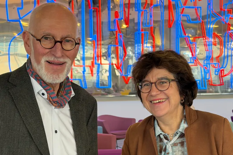 Zwei Personen, die in die Kamera lachen