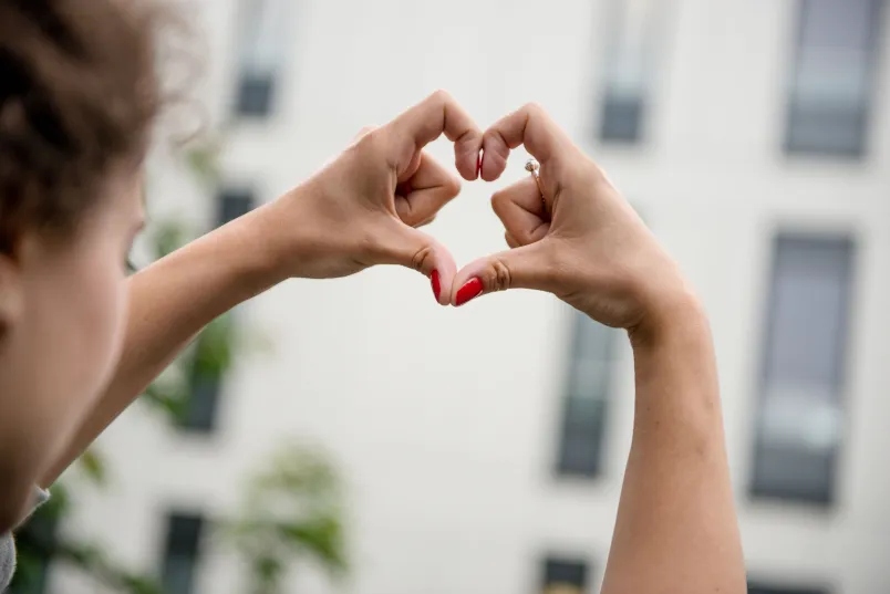 Person zeigt Herz mit ihren Händen 